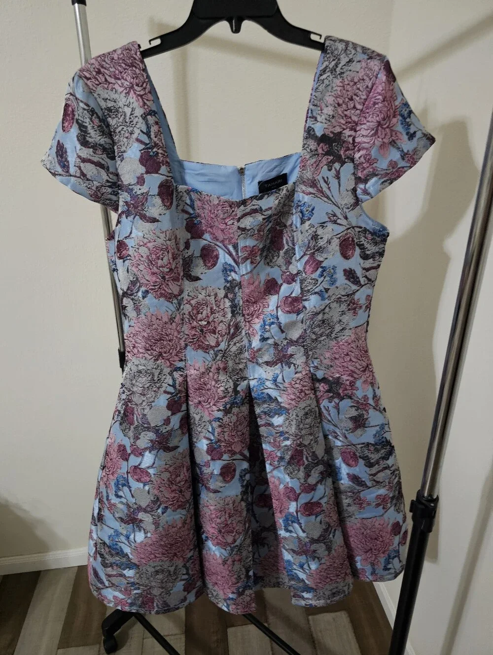 Women's Clothing (681) - Picture 5 of 8